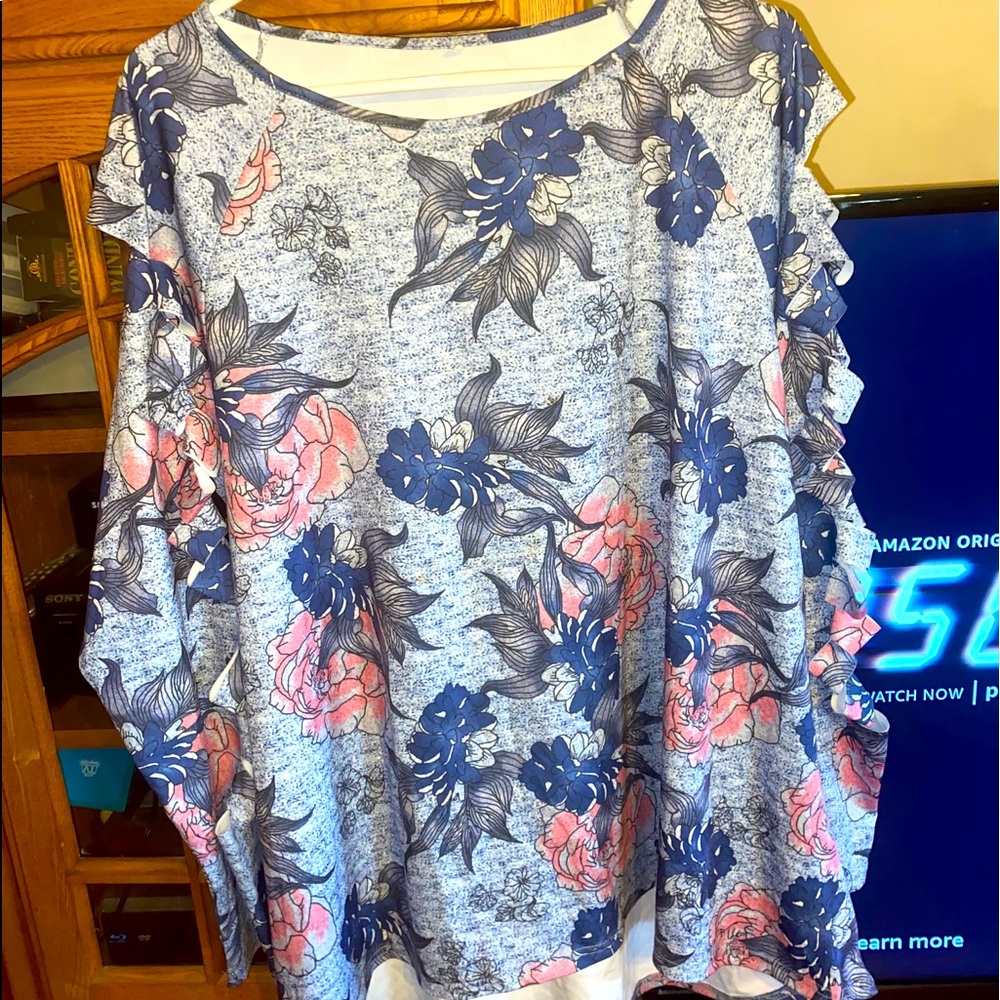 Lightweight blouse with cut style on sleeves